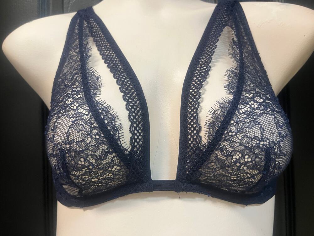 32C NAVY BLUE STRAPPY LACE VICTORIA'S SECRET UNLINED PLUNGE BRA